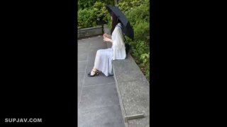 年轻的金发女人在现场直播中变得肮脏
